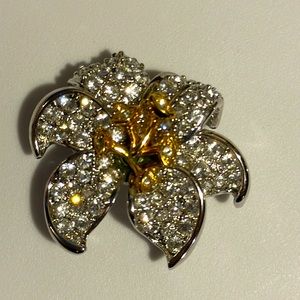 Beautiful vintage Nolan Miller silver tone rhinestone flower slide (681)